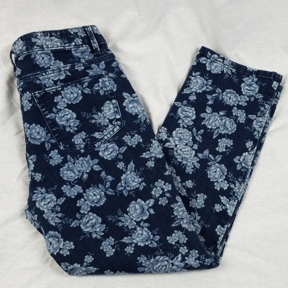 Liz Claiborne Denim - ⭐️Liz Claiborne Floral Jean's- size 6